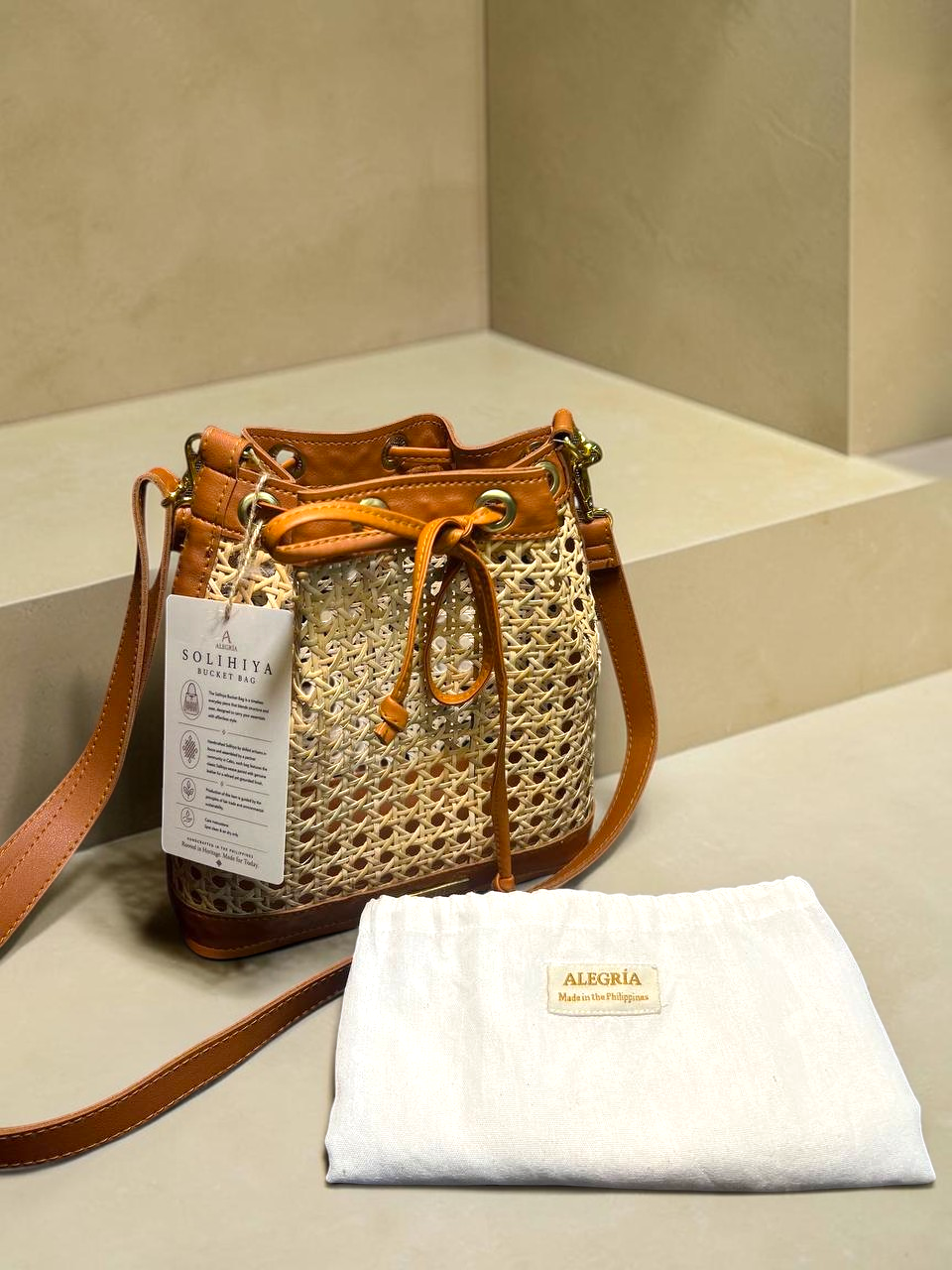 kabayancorner.ch handgewebte Solihiya Beuteltasche aus Rattan mit braunen Lederdetails und Kordelzug