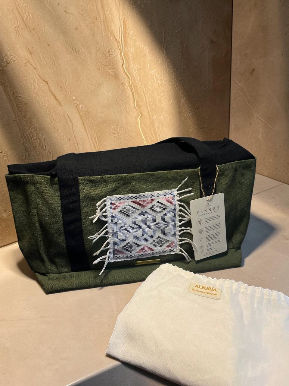 kabayancorner.ch Tennun Carryall Tasche in Olivgrün mit handgewebtem Yakan-Stoffmuster und Kordelzug