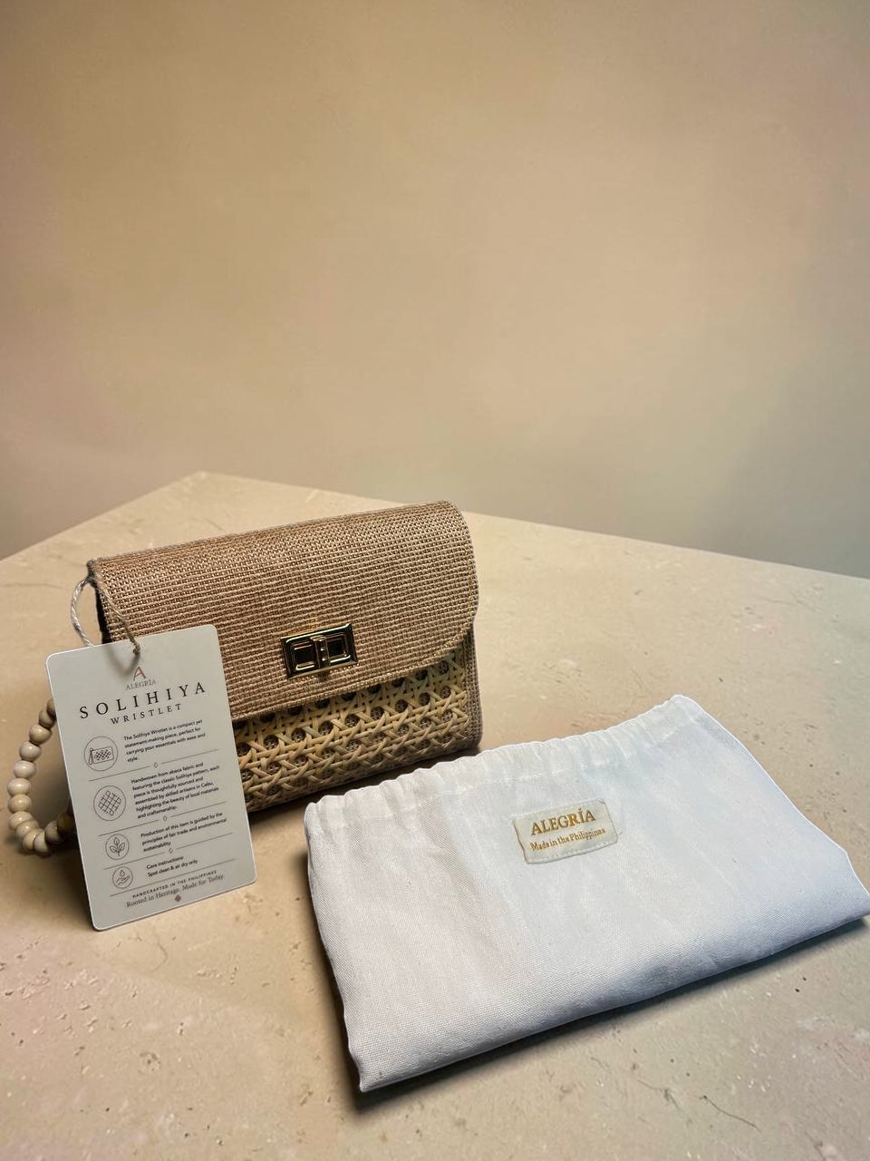 kabayancorner.ch handgewebte Solihiya Handgelenktasche aus natürlichem Rattan mit goldfarbenem Verschluss