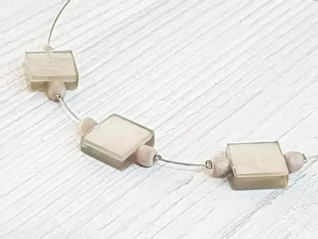 Capiz necklace short light grey / pendant 15mm / BG-1125